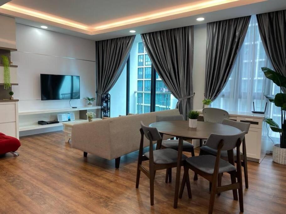 Vivacity Megamall Jazz 8pax 3br #joyoustayz1 Apartment Kuching
